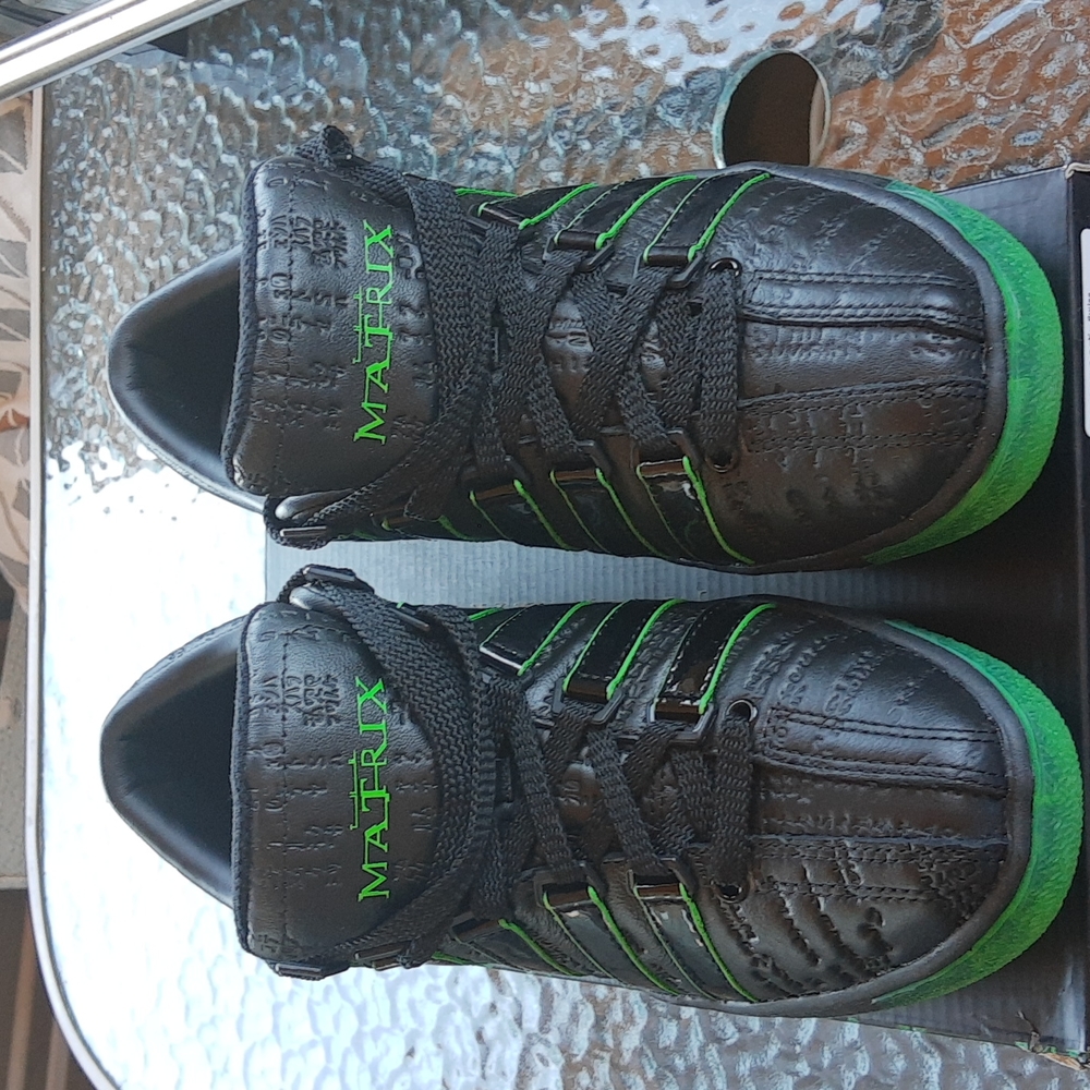 The “Matrix Code” K-SWISS Classic 2000